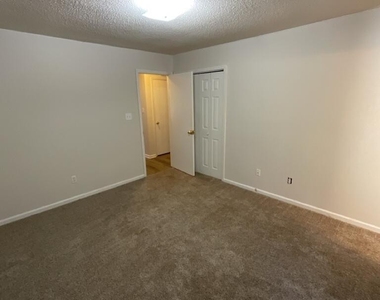 210 Live Oak Court - Photo Thumbnail 6