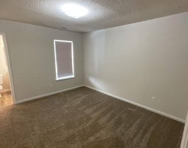 210 Live Oak Court - Photo Thumbnail 5