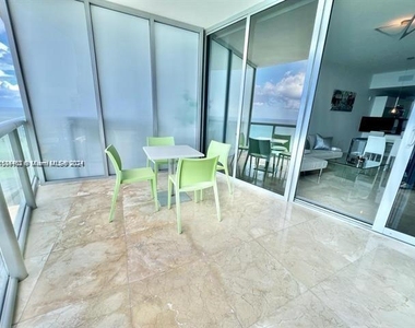 17121 Collins Ave - Photo Thumbnail 6