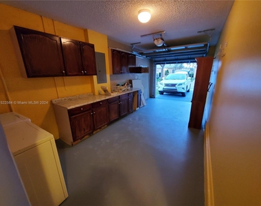 2458 Sw 106th Ave - Photo Thumbnail 7