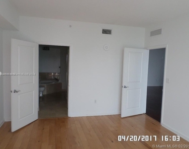 7910 Harbor Island Dr - Photo Thumbnail 16