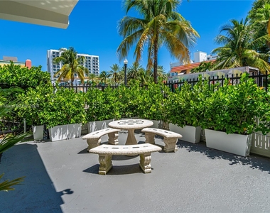 428 Collins Ave - Photo Thumbnail 6