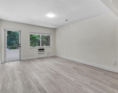 428 Collins Ave - Photo Thumbnail 29