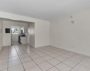 428 Collins Ave - Photo Thumbnail 32