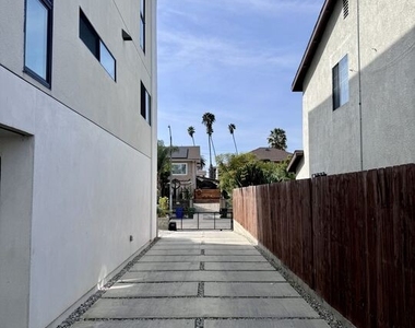 660 N Mariposa Ave - Photo Thumbnail 4