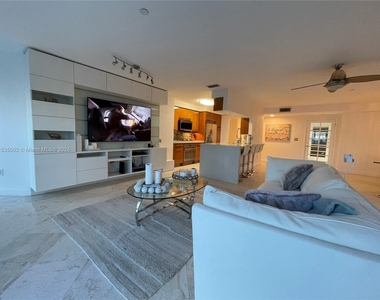 18671 Collins Ave - Photo Thumbnail 1