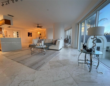 18671 Collins Ave - Photo Thumbnail 2