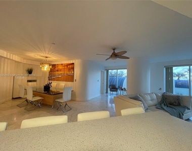 18671 Collins Ave - Photo Thumbnail 3