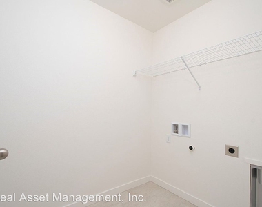 1029 Auburn Place - Photo Thumbnail 9