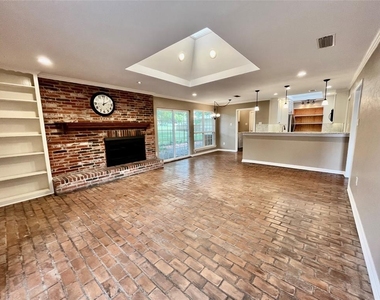 15515 Earlport Circle - Photo Thumbnail 2