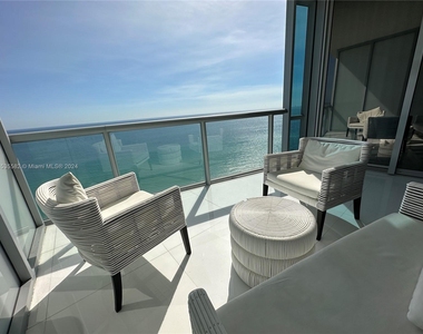 17121 Collins Ave - Photo Thumbnail 2