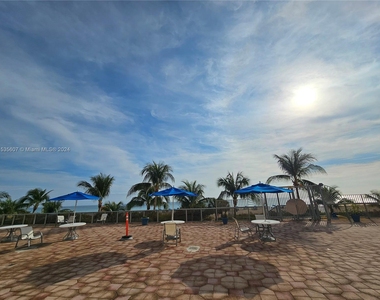 6039 Collins Ave - Photo Thumbnail 10