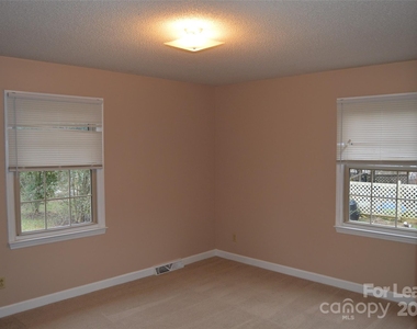 143 Meadowview Drive - Photo Thumbnail 7