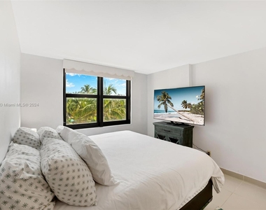 4301 Collins Ave - Photo Thumbnail 4