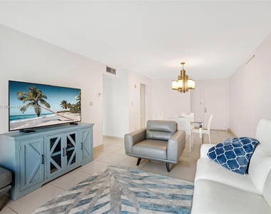 4301 Collins Ave - Photo Thumbnail 2