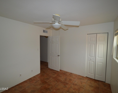 3957 E Hampton Place - Photo Thumbnail 7