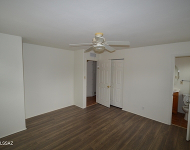 3957 E Hampton Place - Photo Thumbnail 5