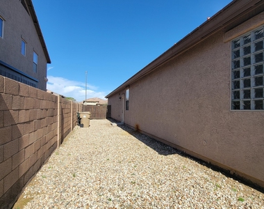 16523 W Lincoln Street - Photo Thumbnail 25