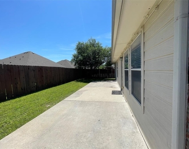 4304 Oak Bluff Road - Photo Thumbnail 22