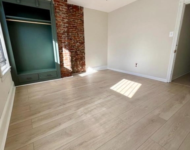 2215 Greenwich St - Photo Thumbnail 7