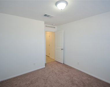 5401 Lynn Creek Avenue - Photo Thumbnail 7