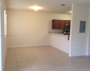 8960 Nw 97th Ave - Photo Thumbnail 4