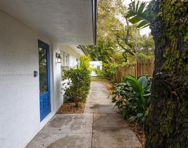 2346 Sw 17th Ave - Photo Thumbnail 6