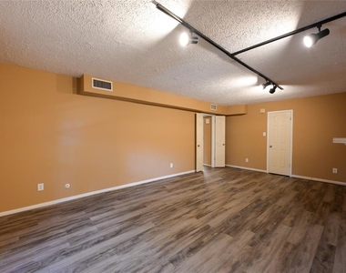 357 N Post Oak Lane - Photo Thumbnail 4