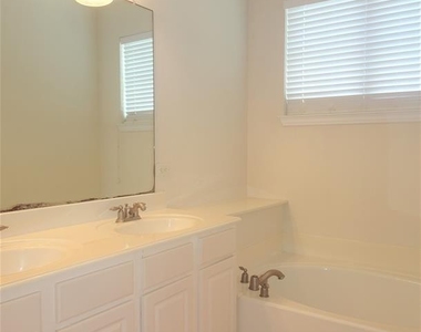 628 Gray Stone Lane - Photo Thumbnail 24