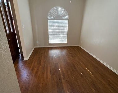 5504 Manassas Drive - Photo Thumbnail 2