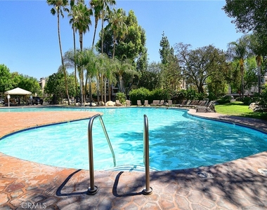 21550 Burbank Boulevard - Photo Thumbnail 15