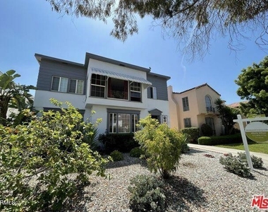 826 S Curson Avenue - Photo Thumbnail 0