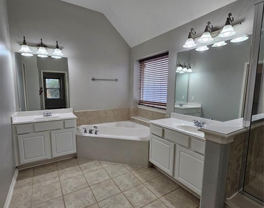 2808 Chinaberry Park Lane - Photo Thumbnail 9