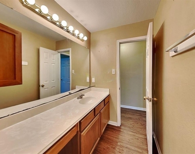 3906 E Lindbergh Court - Photo Thumbnail 15