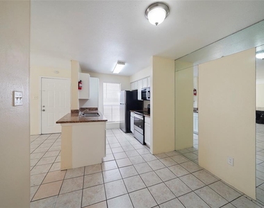 3900 Woodchase Drive - Photo Thumbnail 16