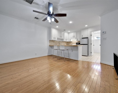 520 W 15th Street - Photo Thumbnail 9