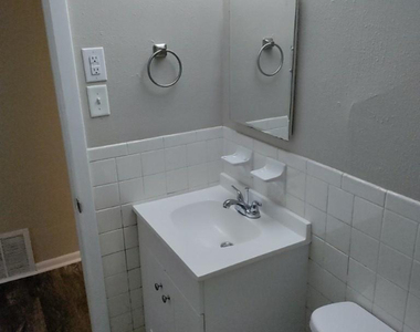 917 W. Market St C - Photo Thumbnail 3