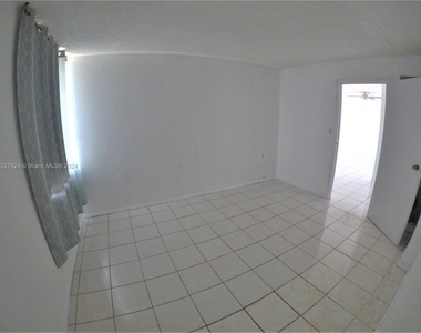 1800 Collins Ave - Photo Thumbnail 18