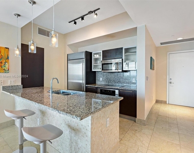 950 Brickell Bay Dr - Photo Thumbnail 4