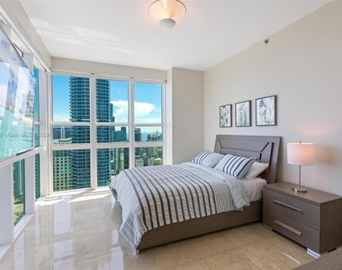 950 Brickell Bay Dr - Photo Thumbnail 5