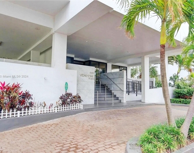 4301 Collins Ave - Photo Thumbnail 18