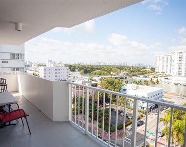 4301 Collins Ave - Photo Thumbnail 4