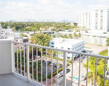 4301 Collins Ave - Photo Thumbnail 2