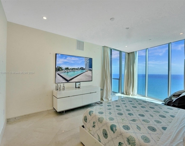 17001 Collins Ave - Photo Thumbnail 12