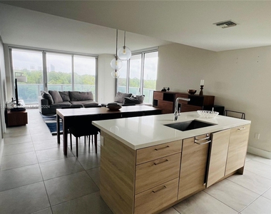 16385 Biscayne Blvd - Photo Thumbnail 2