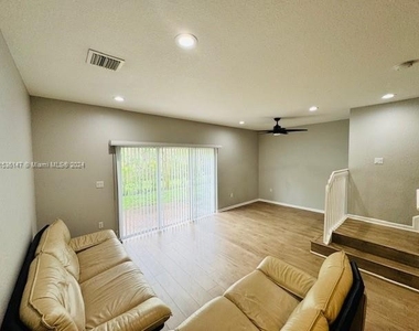 2505 Nw 31st Ct - Photo Thumbnail 4