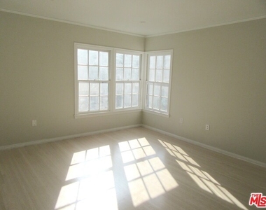 437 Shirley Pl - Photo Thumbnail 7