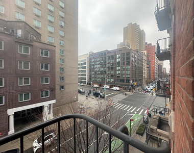 201 East 12th Street - Photo Thumbnail 6