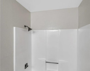 2812 N Auburn Court - Photo Thumbnail 7