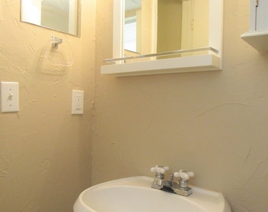 637 Redstone Ave - Photo Thumbnail 9